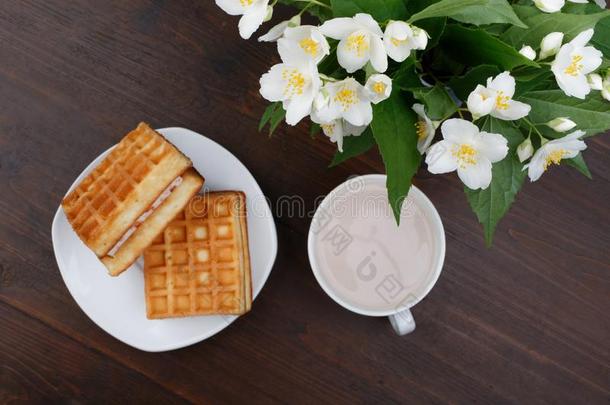 浪漫的早餐.花束关于茉莉.一杯子关于热的可可和英语字母表的第22个字母