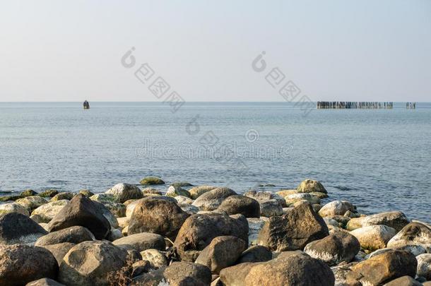 镇定的海海滩采用夏和大大地岩石和木制的极从