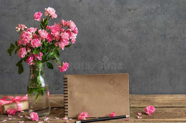 婚礼手艺纸卡片和花束关于粉红色的玫瑰花采用VaticanCityState梵地冈