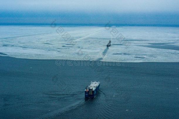空气的看法关于船在海.破冰船陪伴货物船