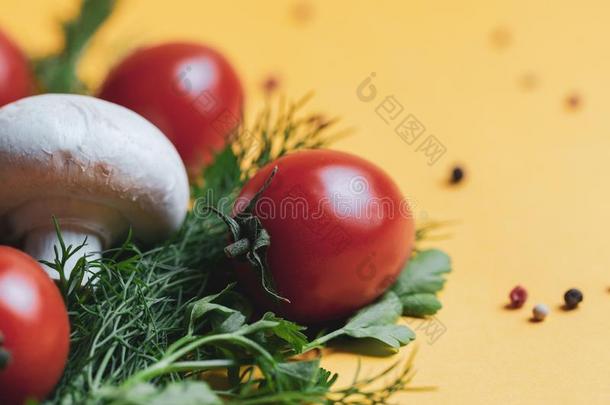 新鲜的草本植物小茴香,西芹,蘑菇,番茄在黄色的纸背