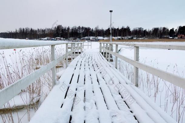 白色的下雪的人行桥采用冷冻的水