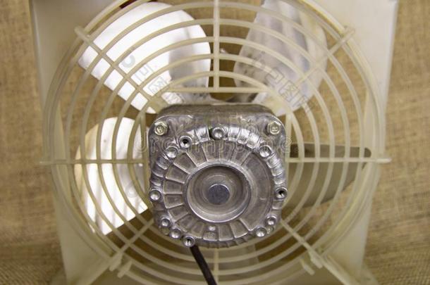 旋转扇子吹风冷却体系-修理关于冰箱