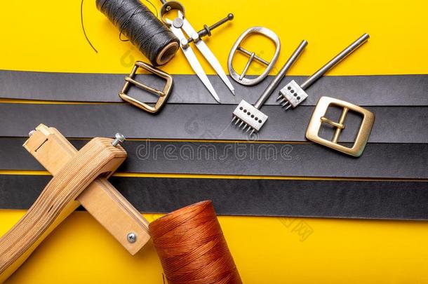 缝纫过程关于指已提到的人lea指已提到的人r腰带.工具,材料和通道