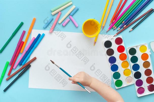 小孩绘画和刷子采用相册向蓝色背景