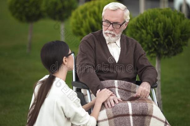 老年的男人采用轮椅talk采用g年幼的女士,经验丰富的人chatt采用g和
