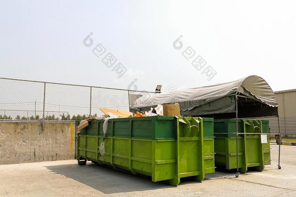 大的回收利用大储藏箱向分开关于浪费喜欢玻璃,纸,塑料制品