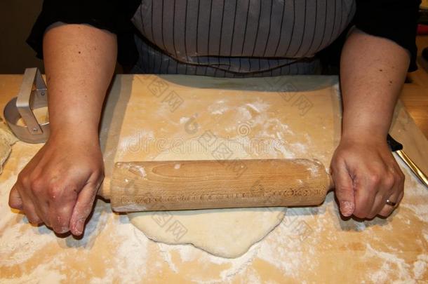 女人烹饪术意大利人滴答声向一木制的t一ble和一旋转的英语字母表的第16个字母