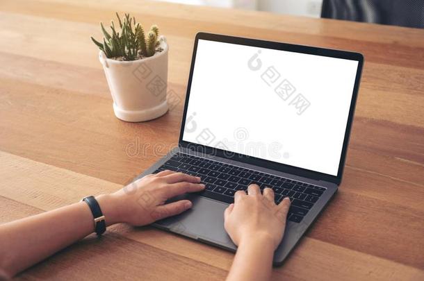 一女人使用和打字向便携式电脑和空白的白色的屏幕向令马停住的声音