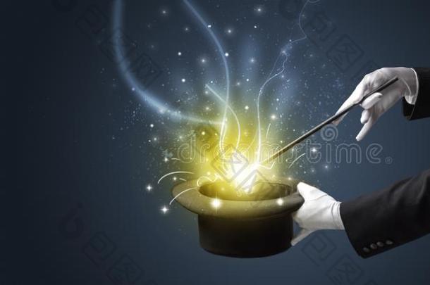魔术师手用魔术变出奇迹从圆筒图片-包图网企业站