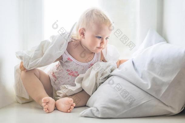 小的婴儿女孩是（be的三单形式出行向睡