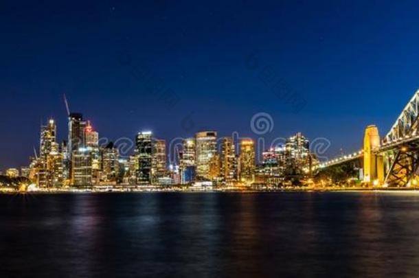 悉尼海港全景的在旁边夜,澳大利亚