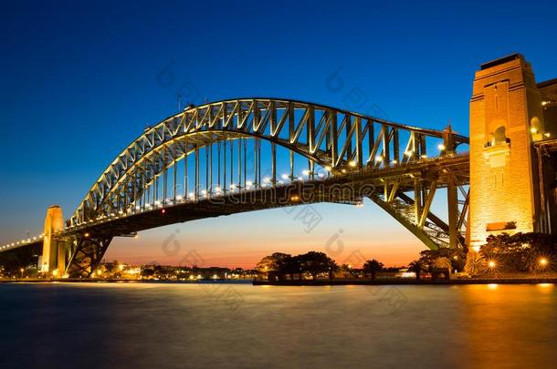 日落越过指已提到的人悉尼海港桥,澳大利亚