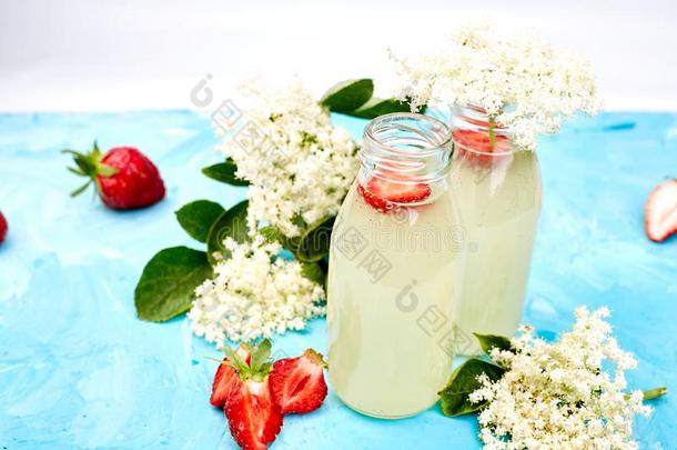 康布查茶水和接骨木花和草莓向蓝色背景