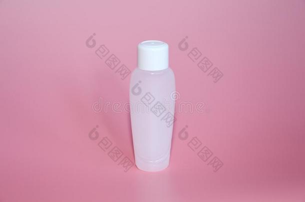 num.一塑料制品瓶子向一粉红色的b一ckground.瓶子为美容品