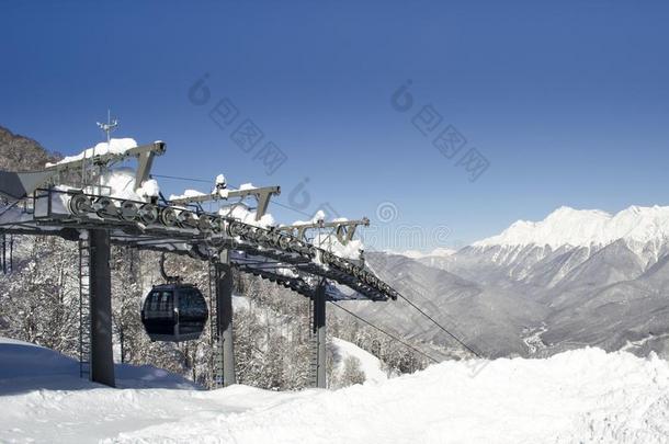 <strong>滑雪</strong>举起和煦<strong>的</strong>：照到阳光<strong>的</strong>一天和蓝色天背景高加索山脉山Slovakia斯洛伐克