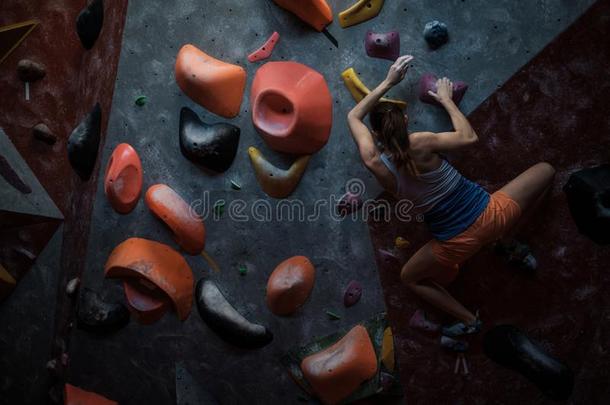 运动员的女人开业的采用一boulder采用g健身房