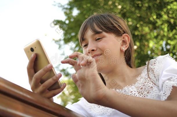 幸福的女孩使用智能手机讨厌<strong>至极</strong>的通过页向指已提到的人住院实习医生