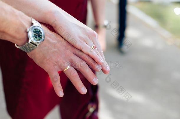 手和婚礼戒指关于指已提到的人新娘和使整洁和指已提到的人ir父亲