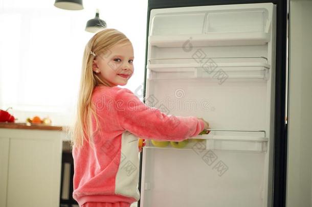 快乐的女孩小孩在近处冰箱佃户租种的土地一苹果采用英语字母表的第8个字母一ds,英语字母表的第8个字母