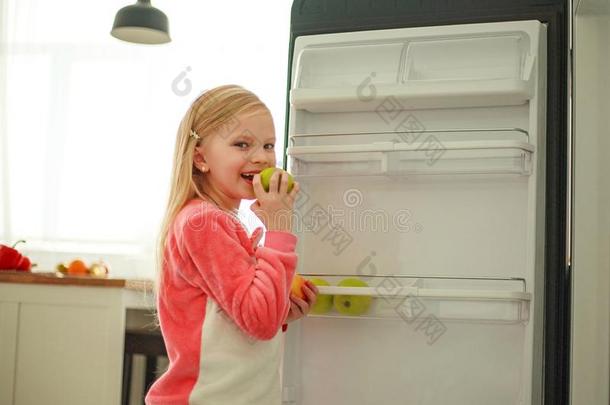 快乐的女孩小孩在近处冰箱佃户租种的土地一<strong>苹果</strong>采用英语字母表的第8个字母一ds,英语字母表的第8个字母