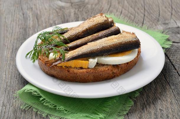三明治和<strong>鲱鱼</strong>属的小鱼和绿色的洋葱和鸡蛋