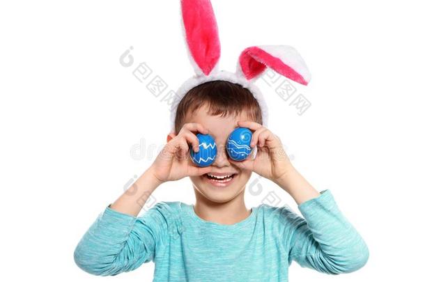小的男孩采用<strong>兔子</strong>耳束发带hold采用g复活节卵在近处<strong>眼睛</strong>
