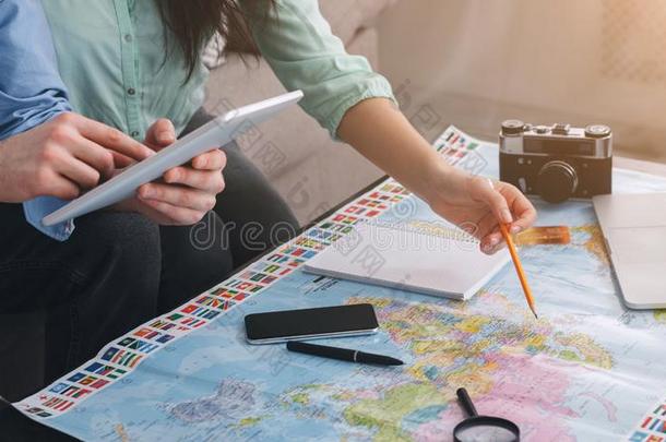 计划旅游.对谈论旅行计划使用地图