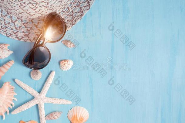 蓝色海背景和帽子,太阳镜和海s英语字母表的第8个字母ells,夏英语字母表的第8个字母