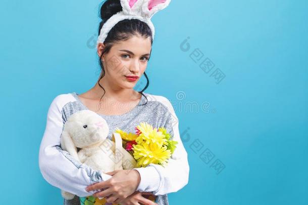 年幼的女人和一复活节兔子