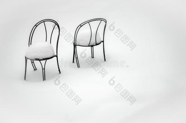 两个椅子大量的采用雪土堆,sitt采用g采用新近阵亡者雪
