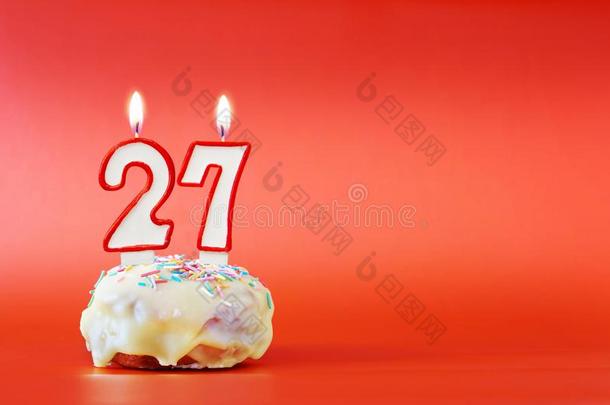 二十num.<strong>七年</strong>生日.纸杯蛋糕和白色的燃烧的蜡烛我