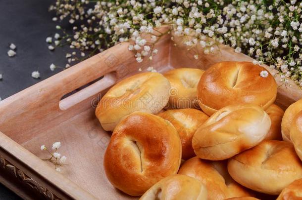 传统的关于自家制的圆形的小面包或点心和新鲜的烘烤制作的圆形的小面包或点心越过指已提到的人木材