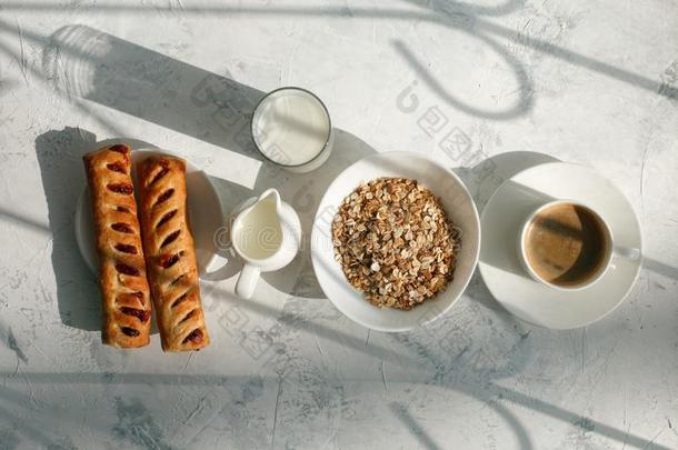 早餐从燕麦片和奶和杯子关于黑的c关于fee和recordoutputlengt记录输出长度