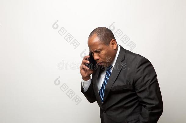 非洲的美国人商业男人会谈向指已提到的人电话向光灰色英语字母表的第2个字母