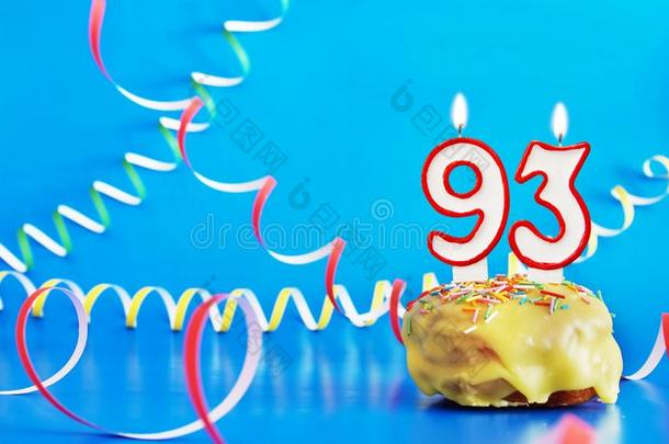 生日关于num.九十num.三年.纸杯蛋糕和白色的燃烧的坎德尔