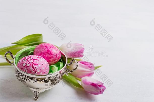 幸福的复活节卡片和粉红色的卵采用指已提到的人金属碗
