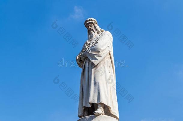纪念碑关于里昂纳多是<strong>达芬奇</strong>采用广场黛拉阶,米兰草帽辫,italic斜体的