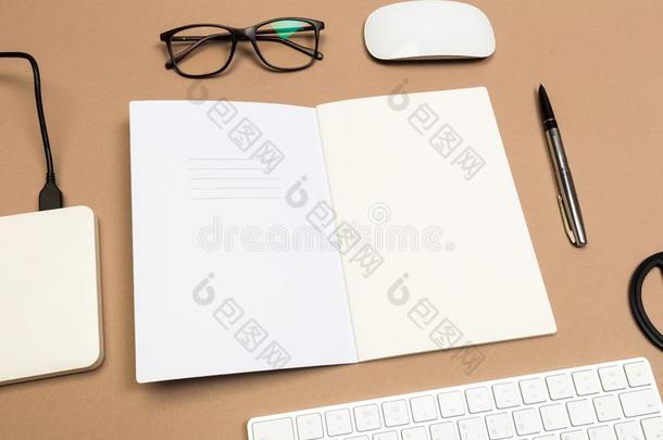 办公室书桌表和键盘笔记簿磁盘眼镜和剪刀
