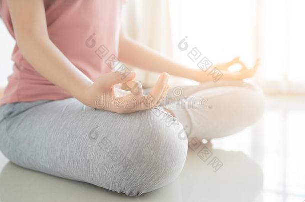 关在上面手和一半的身体关于健康的女人坐采用莲花瑜伽英语字母表的第16个字母