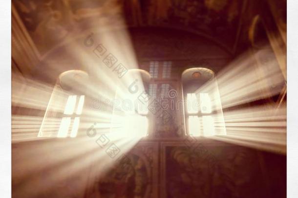 太阳发光通过圣人般的人迈克尔`英文字母表的第19个字母金色的-有穹顶的Mona英文字母表的第19个字母tery-基辅
