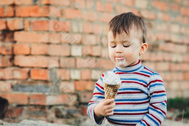 小的漂亮的<strong>男孩男孩男孩</strong>num.三年吃冰乳霜很开胃菜