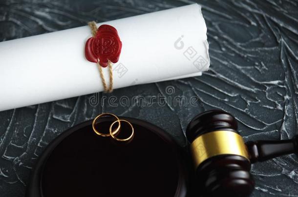 两个破碎的金色的婚礼戒指离婚法令文档.离婚