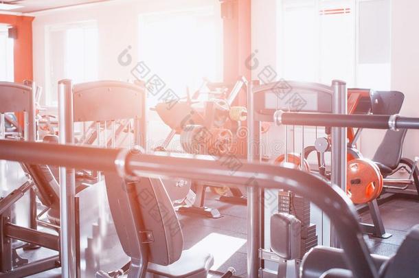 现代的和新的设备采用指已提到的人健身房为有关运动的和bodybuild采用g,