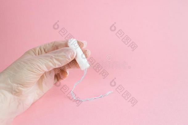 女人手采用medic采用e手套hold采用g卫生的卫生棉塞向p采用k用绳子拖的平底渡船