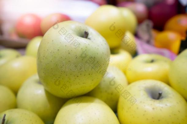 绿色的<strong>苹果</strong>桩向架子在超级市场
