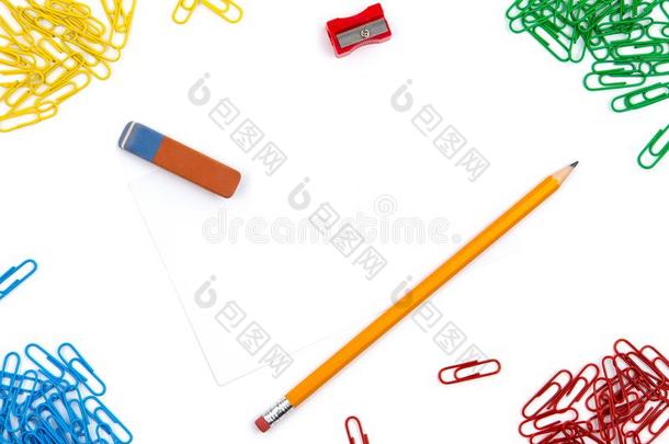 铅笔,橡皮擦,卷笔刀,纸剪躺采用不同的角英语字母表的第15个字母