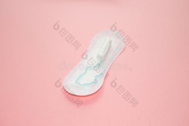 女人亲密的卫生乘积-清洁的垫和卫生棉塞向圆周率