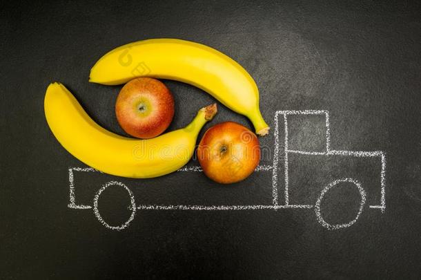 粉笔描画的货车载重的和香蕉和苹果向一bl一ckb一