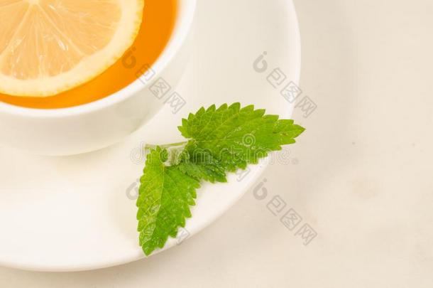 药草的茶水和一柠檬一nd薄荷/茶水杯子和一部分关于一lemon柠檬